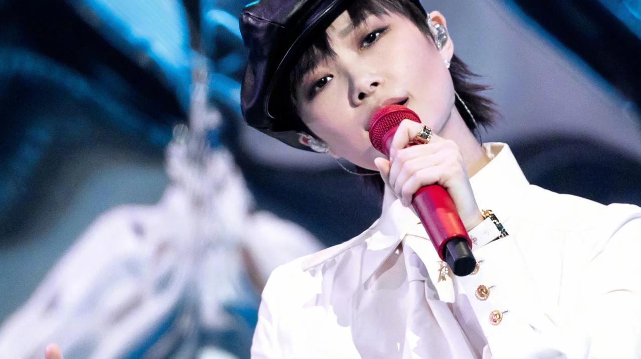 李宇春脱口秀首秀，扯下性别偏见的遮羞布2005年李宇春从超女舞台出道起，她的中