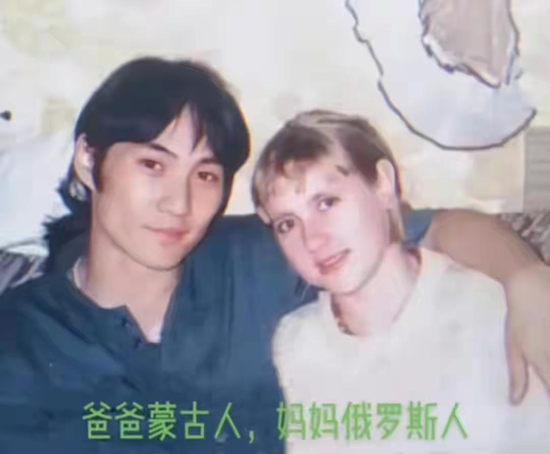 娜然的妈妈长得挺甜美的，她爸爸是个靓仔。娜然长得不太像爸爸也不像妈妈，一家人各美