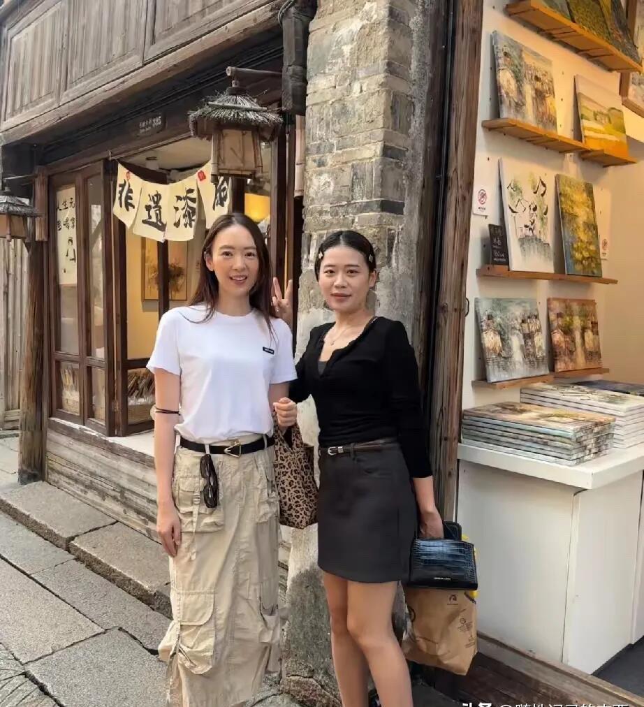 她美得让人挪不开眼，皮肤白得像刚剥壳的鸡蛋，走在街上就是一道风景线。但你知道她