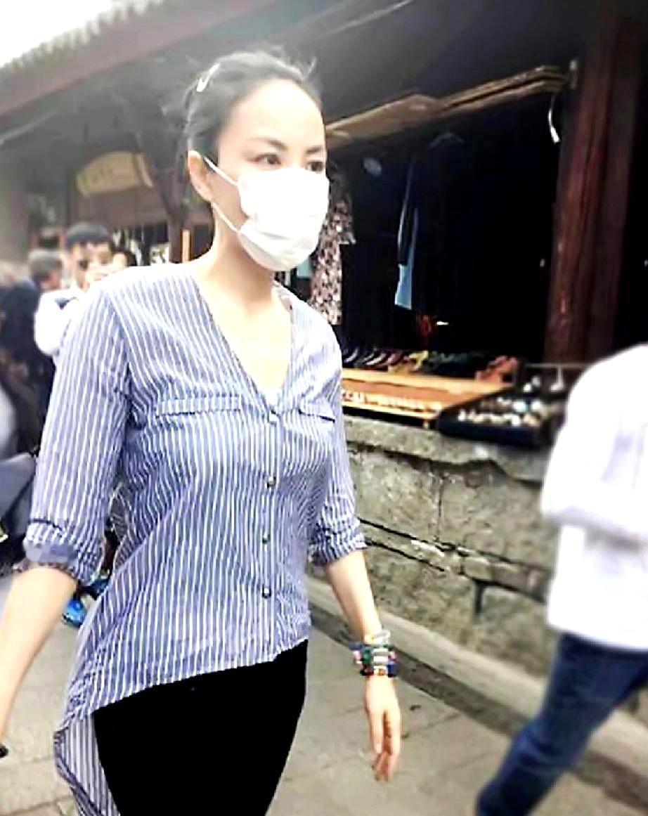 天后撕开人群不是为突围，是为给孩子留条退路。2015年大理，记者围堵，王菲一把将