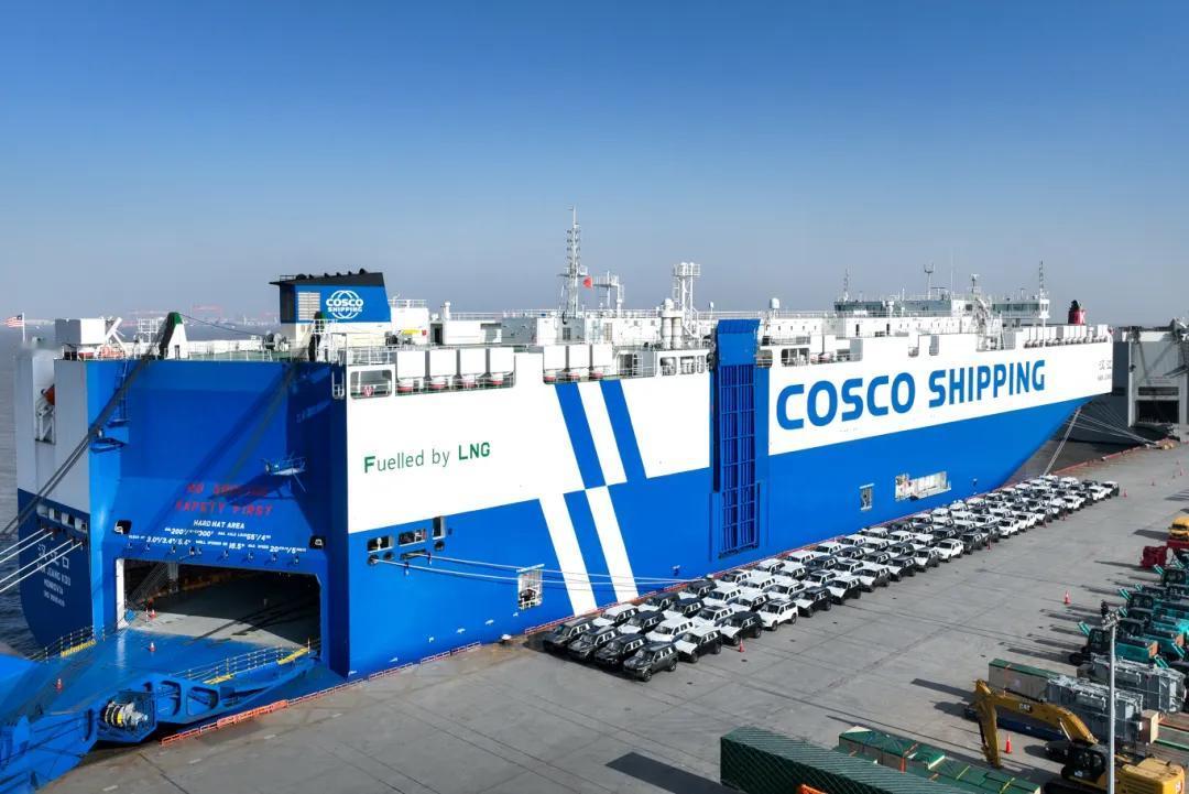 400台猛士出口中东近日，由武汉经开保税区出口海外的400台猛士越野车，已顺利