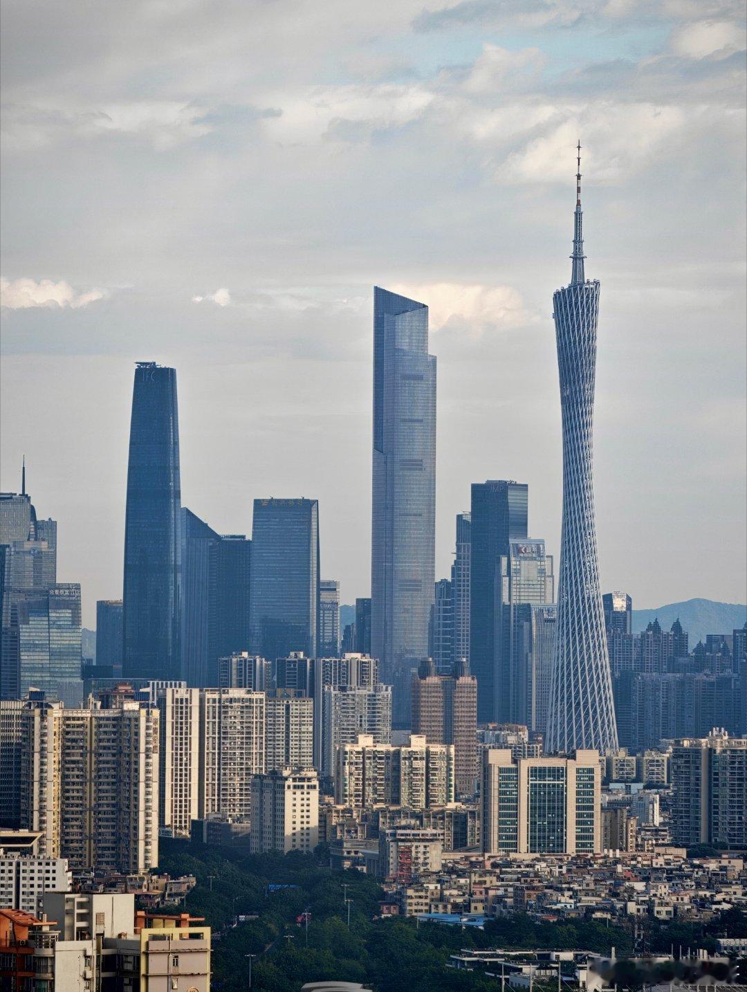 （手指向广州塔）你看我们这个广州塔，这个设计，这个曲线，绝对是顶级的工业美学！像