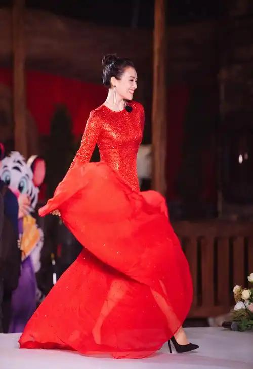 章子怡和汪峰在妻子浪漫旅行中，看女人比爱情滋润下，那时间章子怡在幸福中，每个表情