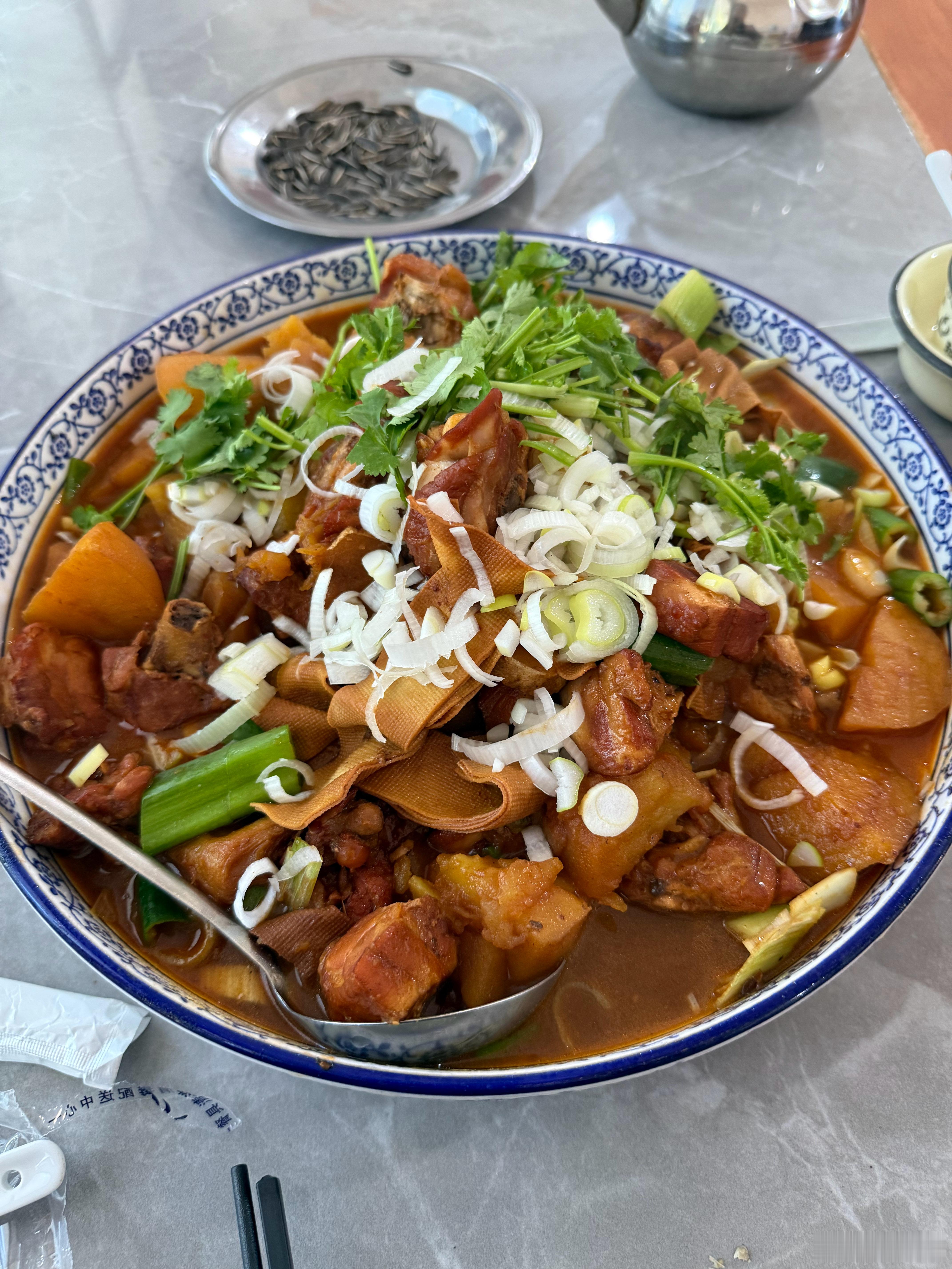 今天来吃大盘鸡,两个人没吃完!很爽啊!