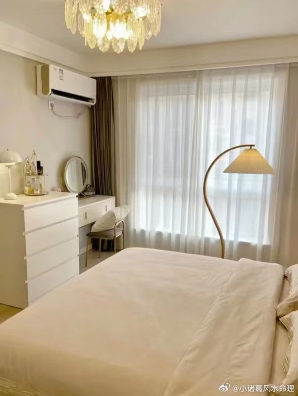 ☯风水小常识——影响夫妻感情的卧房风水1、床头放假花，易犯桃花。2、床离玻璃窗太