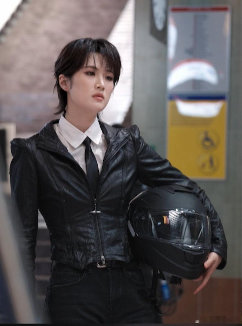 姚安娜解锁新身份姚安娜这次新代言的造型太对味了，机车风格把她身上那种又酷又飒的