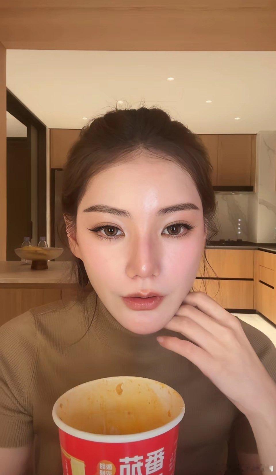 真是令人意外，都凌晨了，马筱梅竟然直播了！马筱梅说了，她现在胖了，47公斤了。气