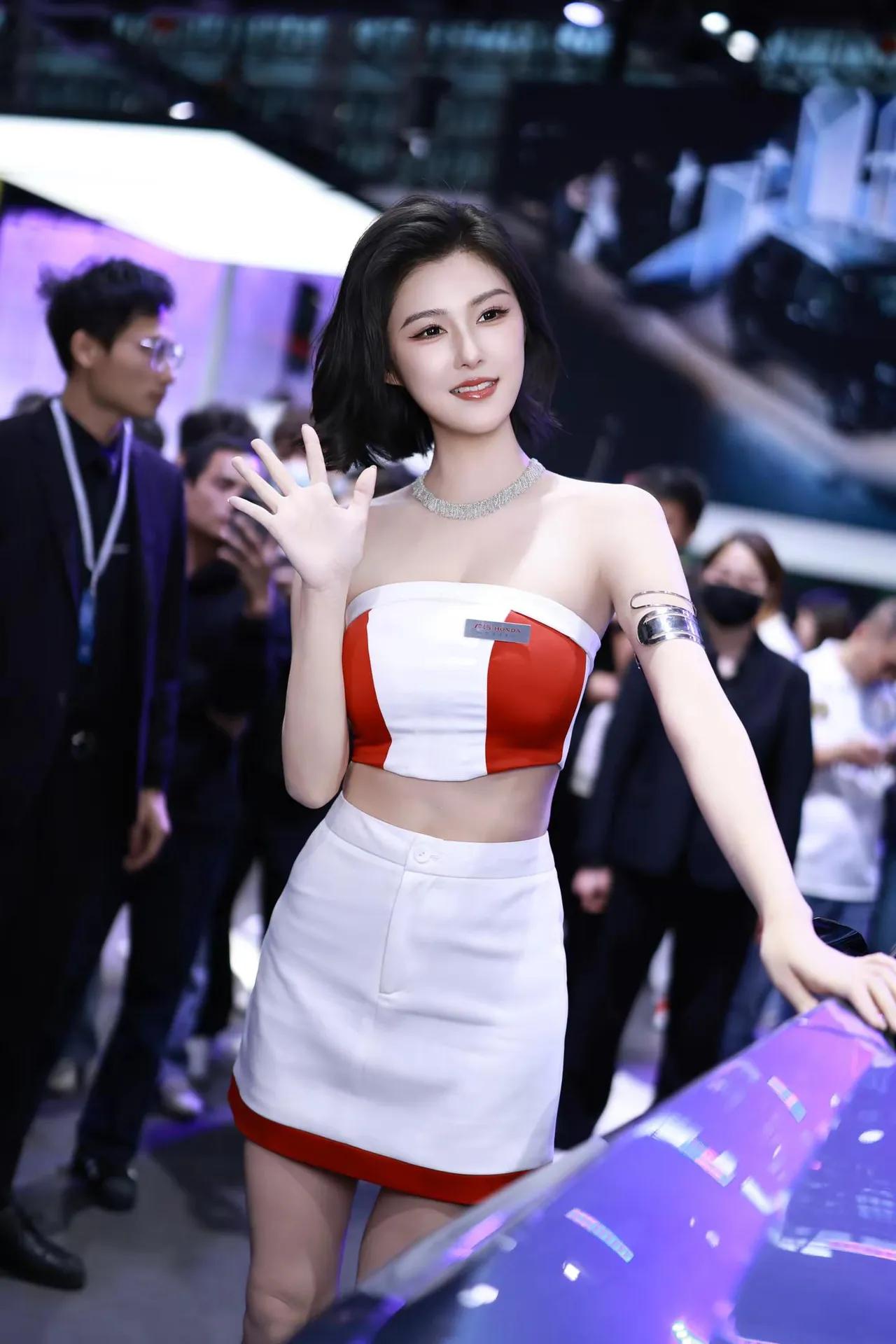 科技感十足的车展现场，时尚达人惊艳亮相！🚗✨程儿
