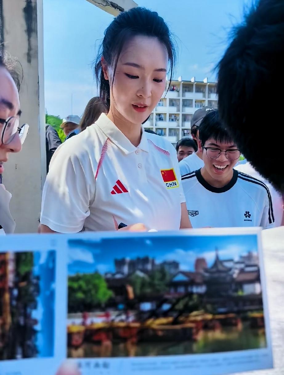6月1日，惠若琪现身南京师范大学参加2026世界女排联赛活动，看着有些苍老了，脸