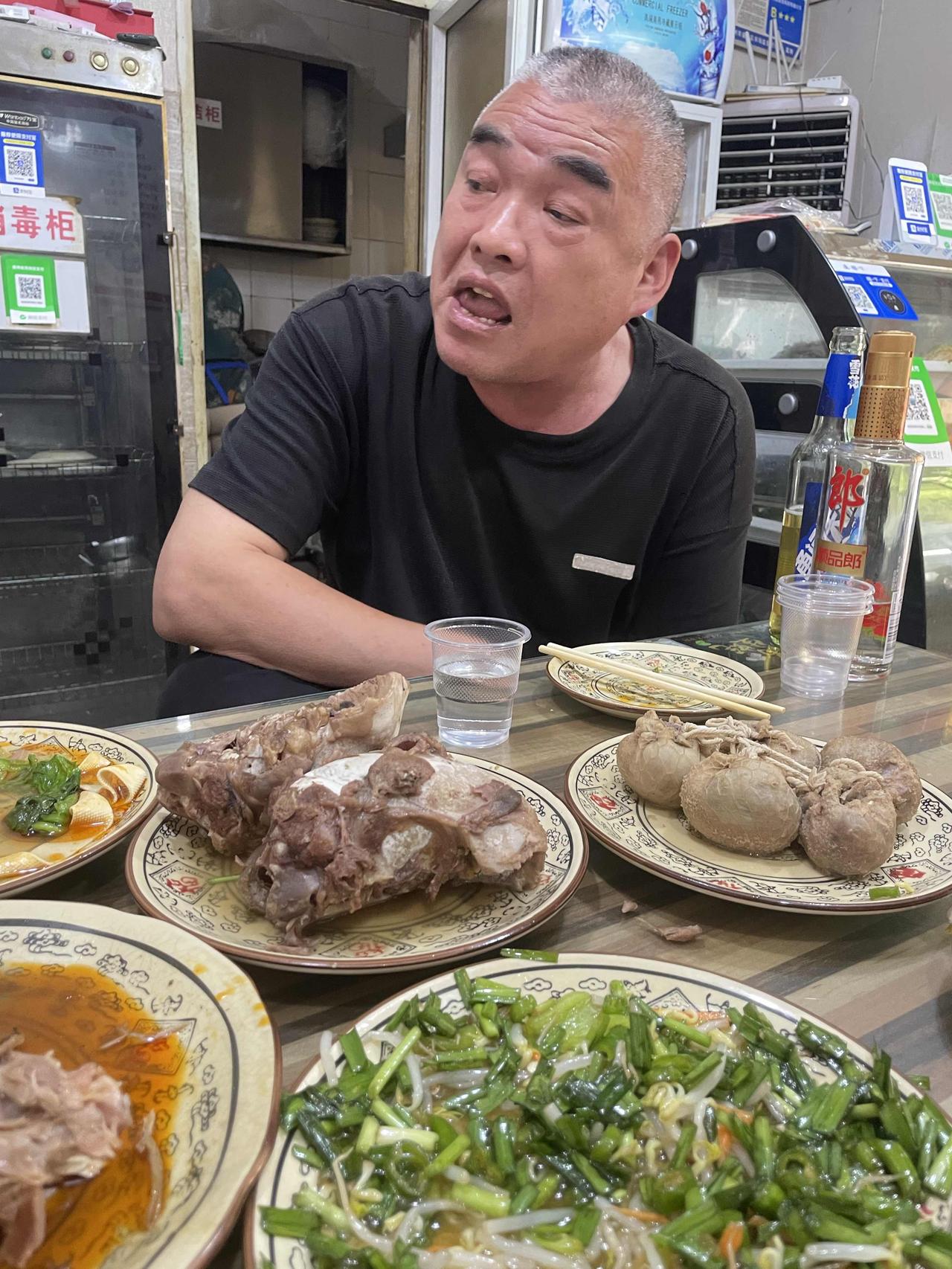 郑州红专路宋河羊肉板面，二十三年老店天天排队，老板信誓旦旦要申请非遗，励精图治干