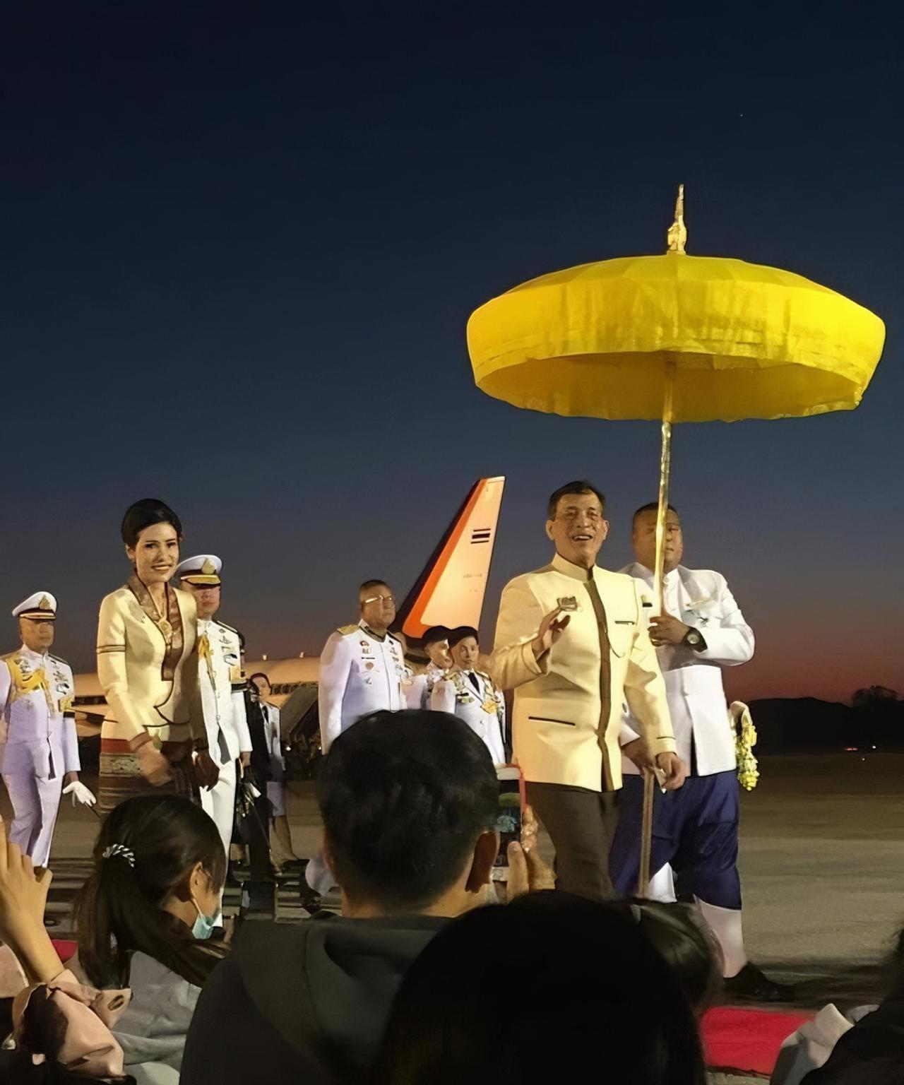 诗妮娜才是真爱！泰王的眼神和笑容骗不了人