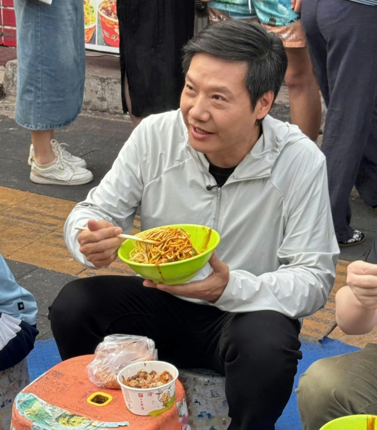 雷军回应武汉街边过早引热议，表示，这么简单的一件事，居然上了好几天热搜，自己也匪