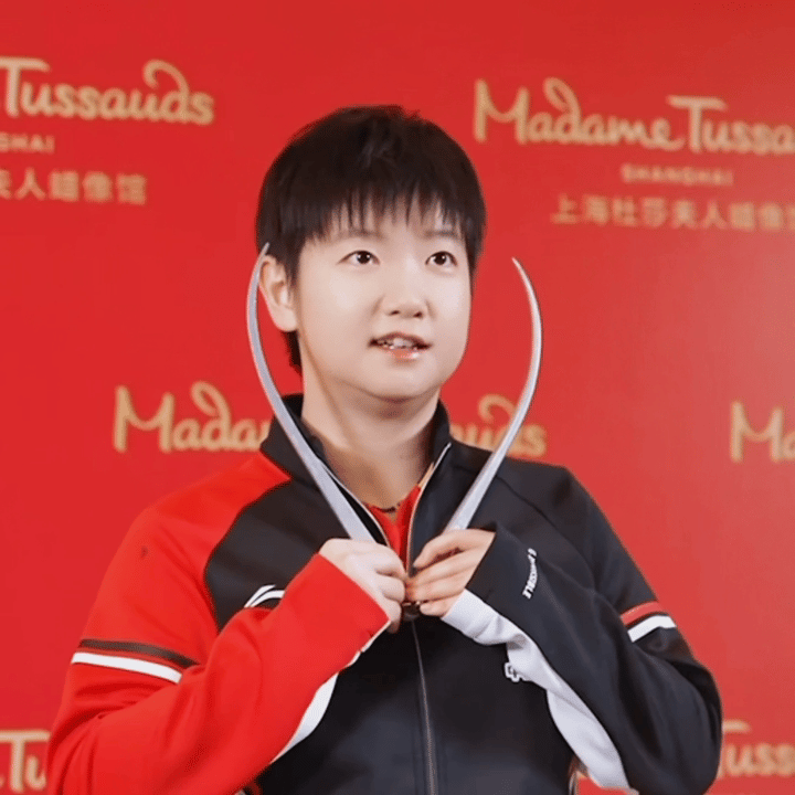 孙颖莎蜡像入驻上海杜莎期待莎莎！