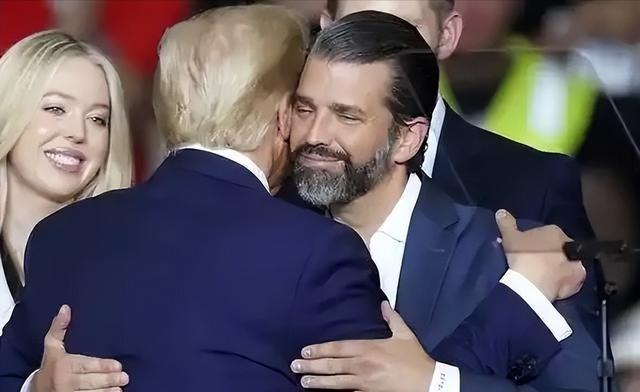 美国有可能再出父子总统。根据最新民调，现在共和党内下届总统候选人的支持率里，小特