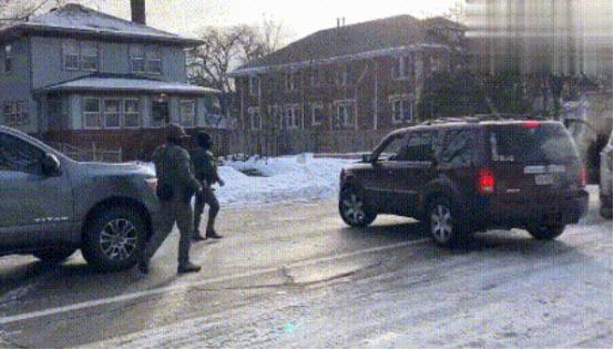 美国特工当街杀人，市长喊话ICE滚蛋，军队即将出动，内战一触即发？当地时间1