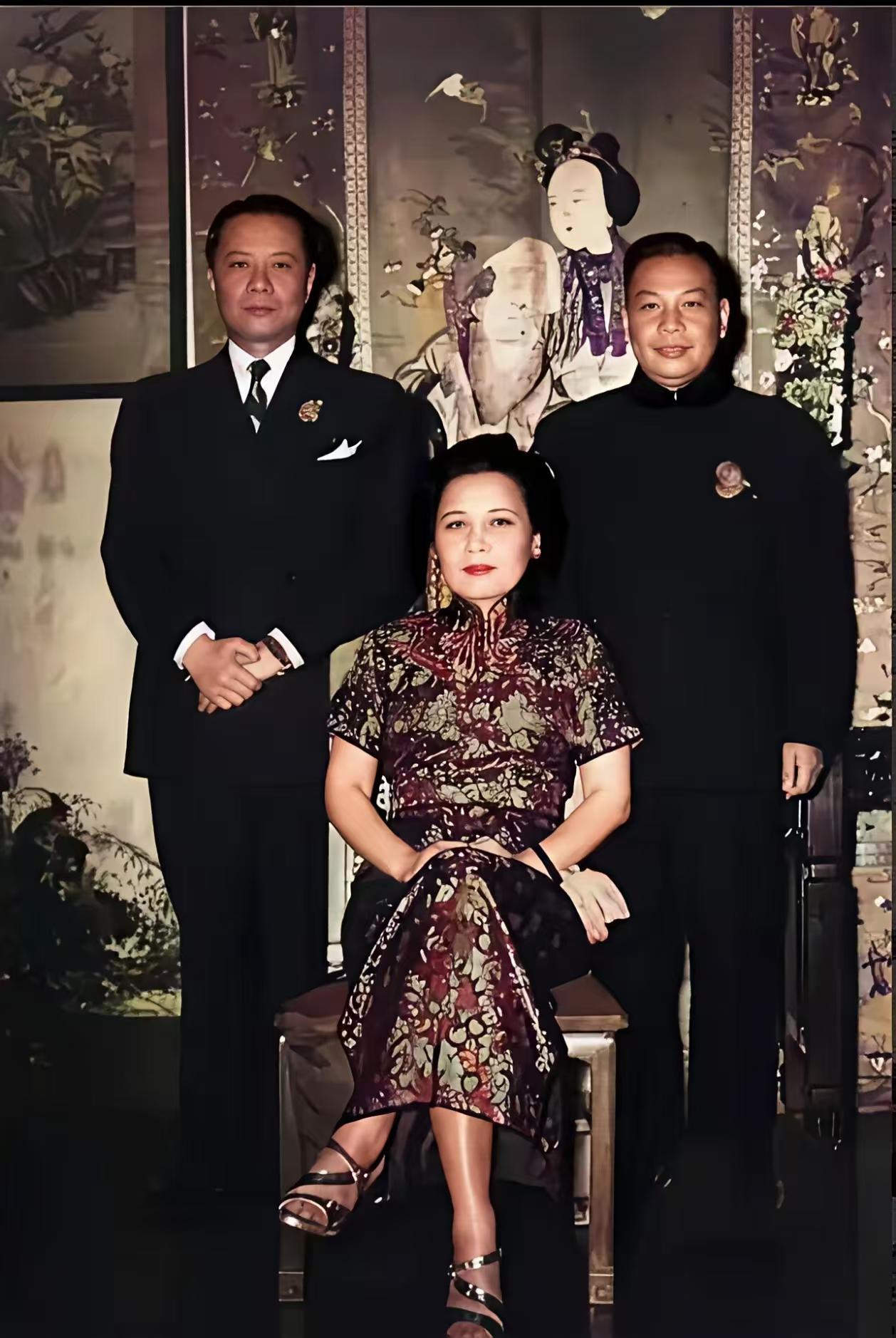 照片里端坐中央的是宋美龄，身后站着她的弟弟宋子安和继子蒋经国。宋美龄是宋家六