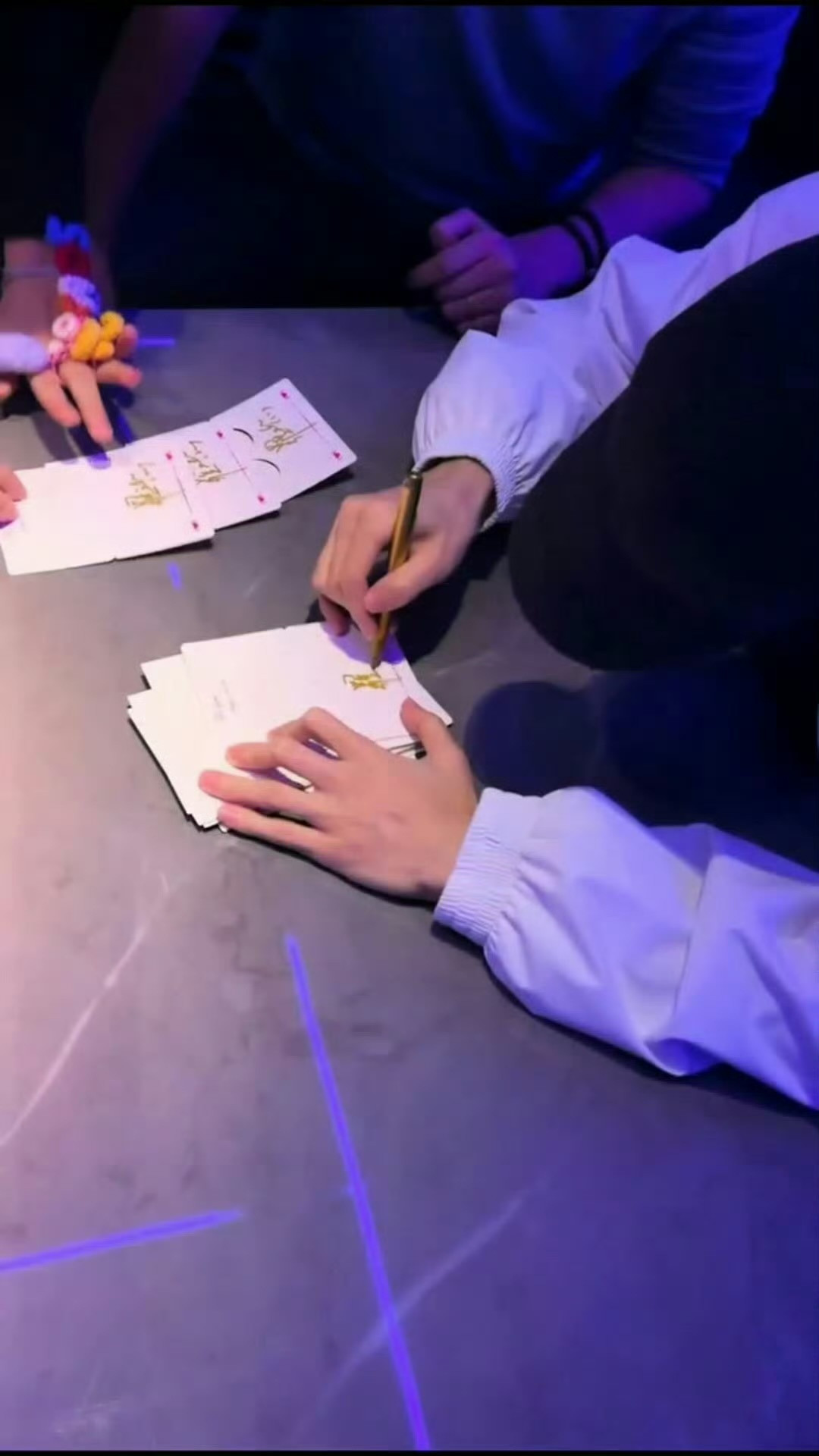 罗云熙同学聚会签名罗云熙同学聚会上，咔咔签名啊