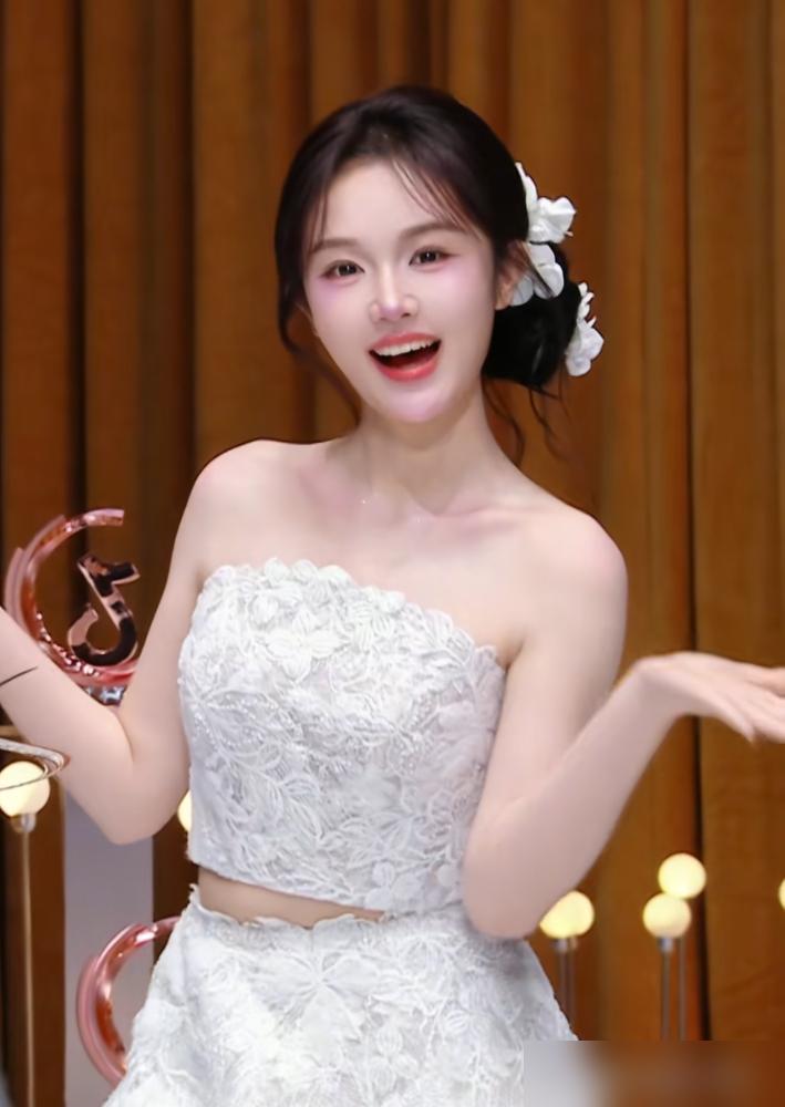 上个月重庆大哥索图直播PK，输给了抖音头部主播斤宝。转头他就清空自家的索图大