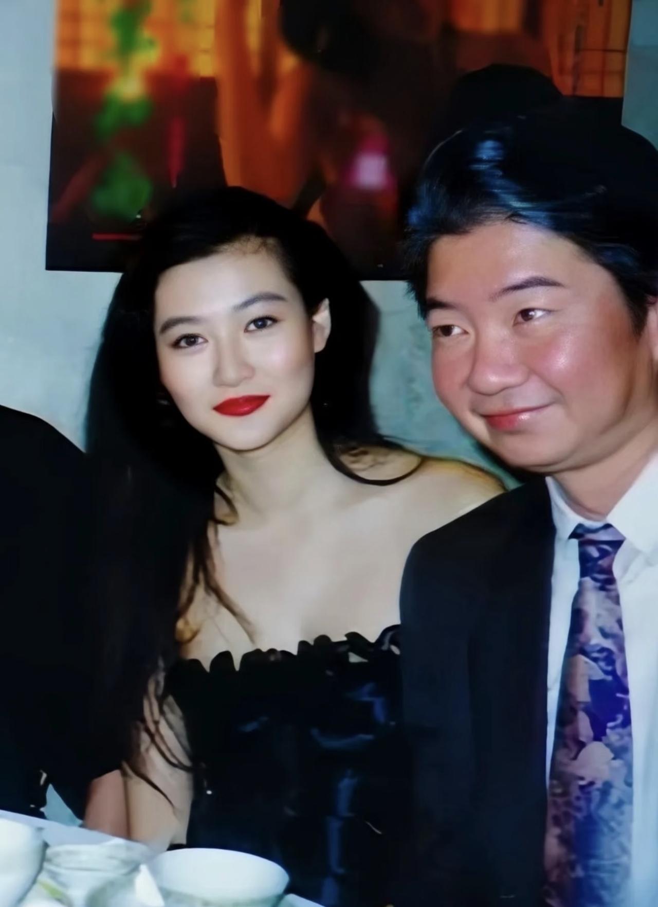没想到这张1991年饭局上笑眼弯弯的姑娘，11年后就从24楼纵身跳了下去。左边是
