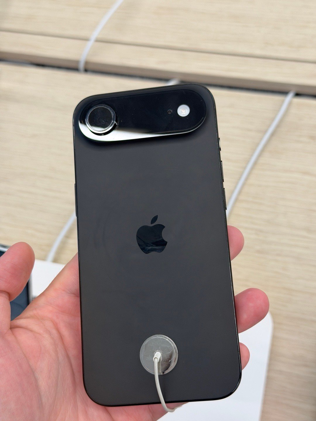 线下门店的黑色Air挺需要勤打理的，要不然看着都比较战损，像图1图2的状