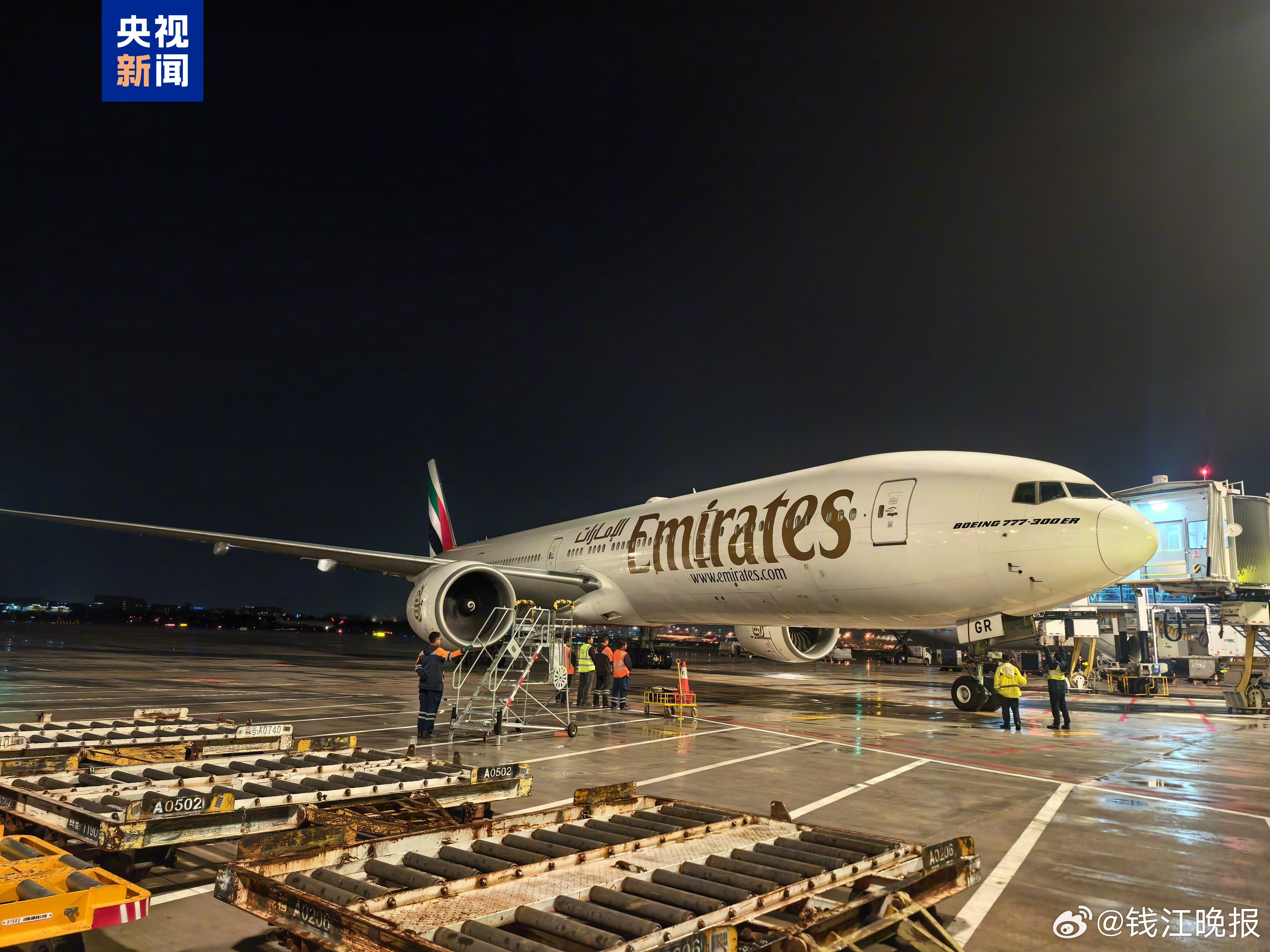 【由迪拜国际机场飞往广州白云国际机场航班平安落地】记者了解到，北京时间3月4日