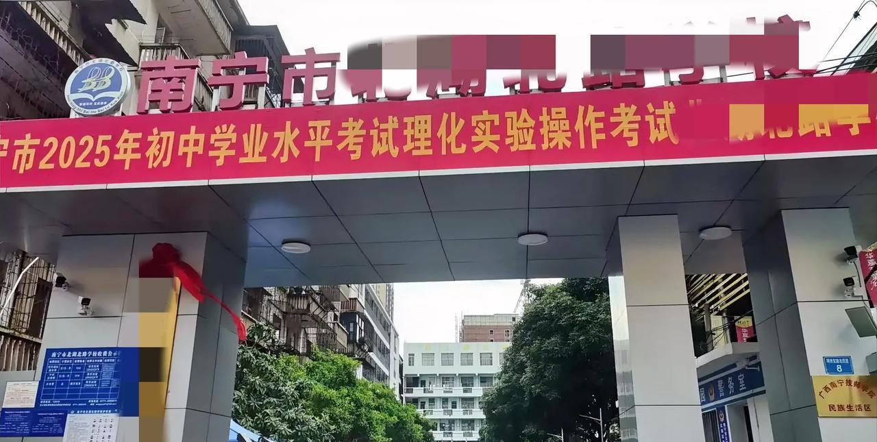 终于知道为什么学校现在不管初三的死活了听说新初一挖了一只足球队过来，全部分到重