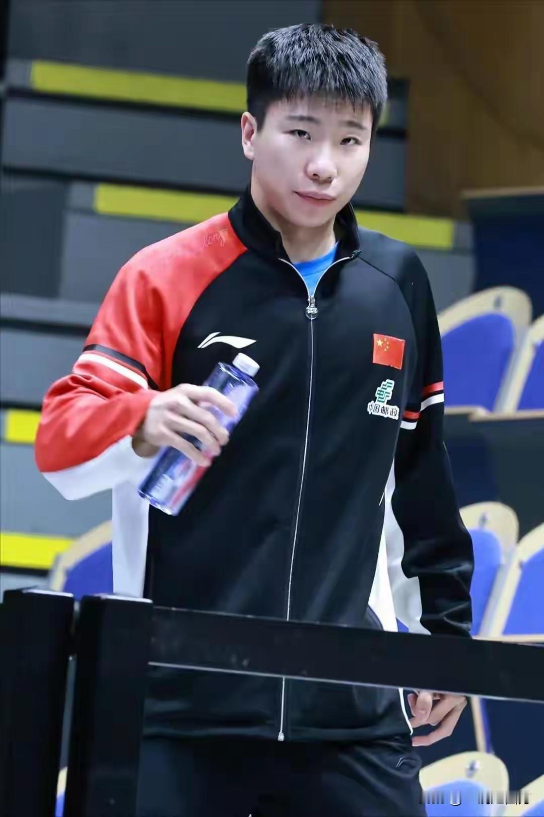 中国乒乓球队在成都再夺混合团体世界杯冠军，24岁的黑龙江伊春小伙徐瑛彬随队登上最