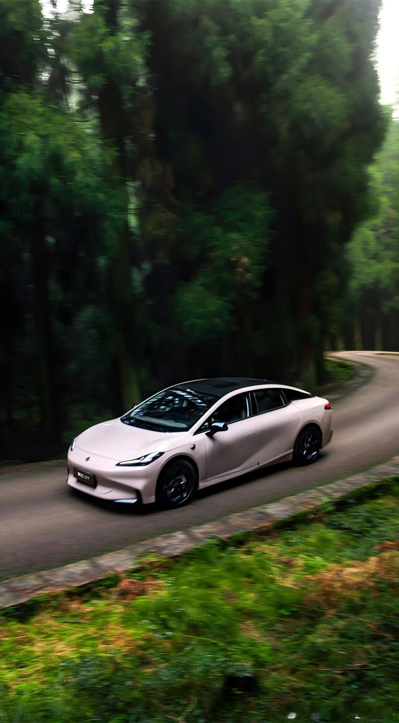 广汽昊铂GT大家可能很久没留意，这台性能轿跑终于推出新版本，广汽昊铂GT全新Li