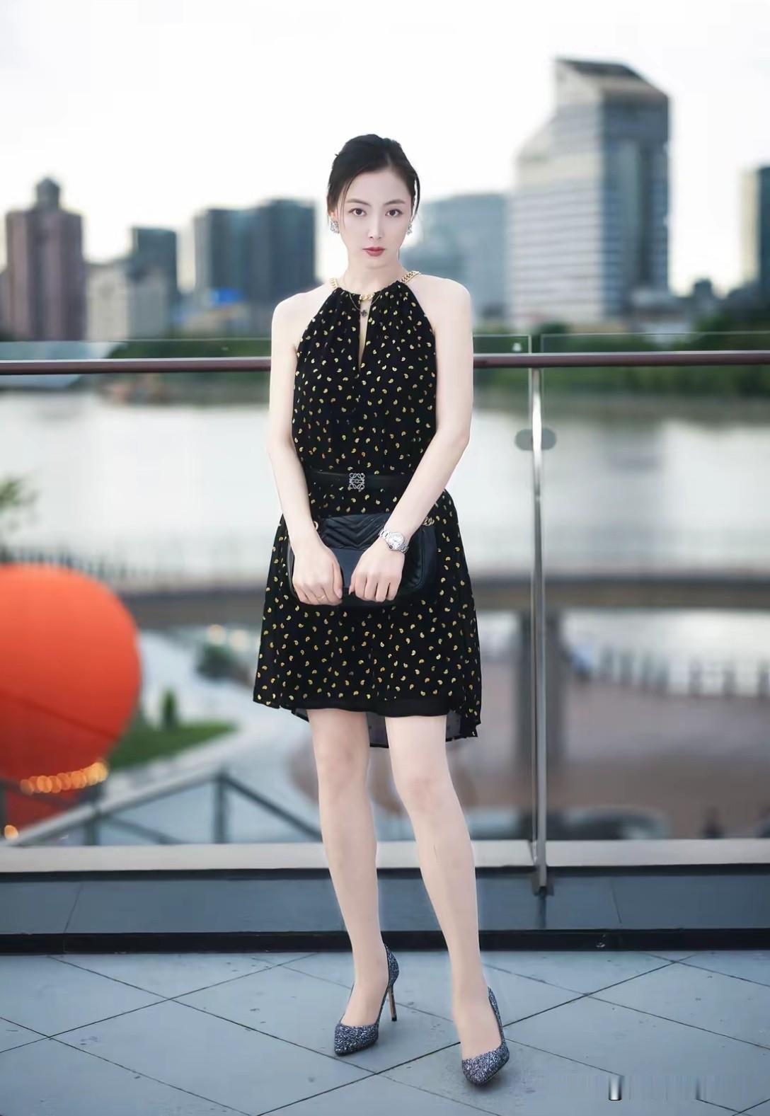 都市女郎穿搭指南：优雅黑裙与城市天际线完美融合