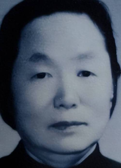 1937年，地主王学文发现一20岁女兵躺在家门口，见四下无人，他一下将女兵扛到了