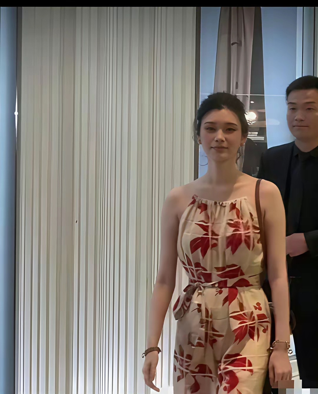 奚梦瑶唯一一件丑衣服，她这么完美的身材都穿出了小肚子很大的感觉！