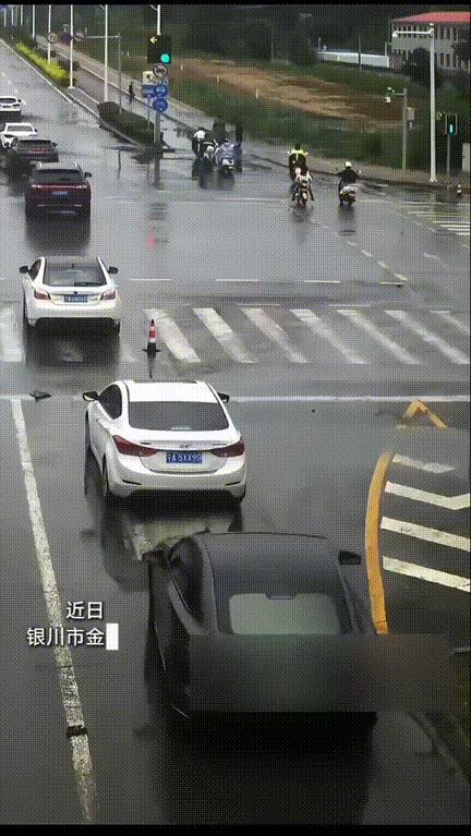 大快人心！银川金凤区，阴雨天气地上积水，过往车辆都在减速慢行，一对母女骑电瓶车在