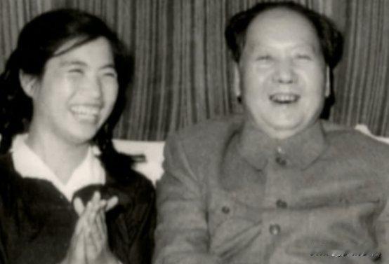 毛主席天津提狗不理！天津姑娘一句话，领袖当场笑出声！毛主席专列路过天津提到