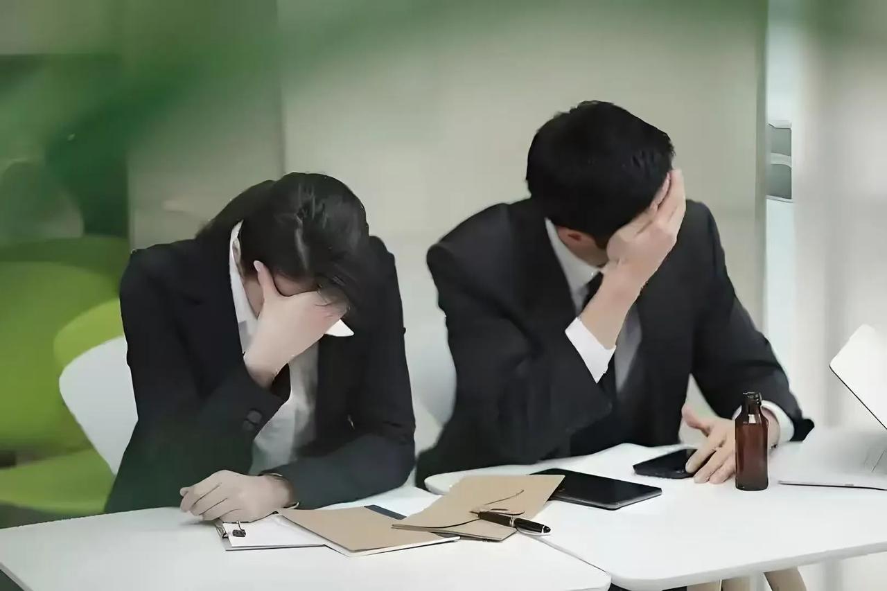 研究生靠自己找工作就是傻，好工作可不是找的，好工作根本就不招人。有人说了，找工作
