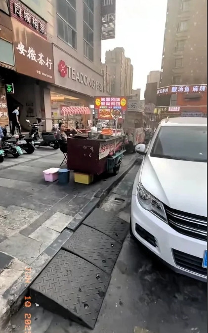 江苏淮安一小夫妻在一个摊位上摆了两年地，他们的生意越来越好！可是今天遇到强