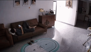 妻子一个人在卧室里睡不着觉。她主动来到客厅找丈夫求抱抱？真是一对非常恩爱的小