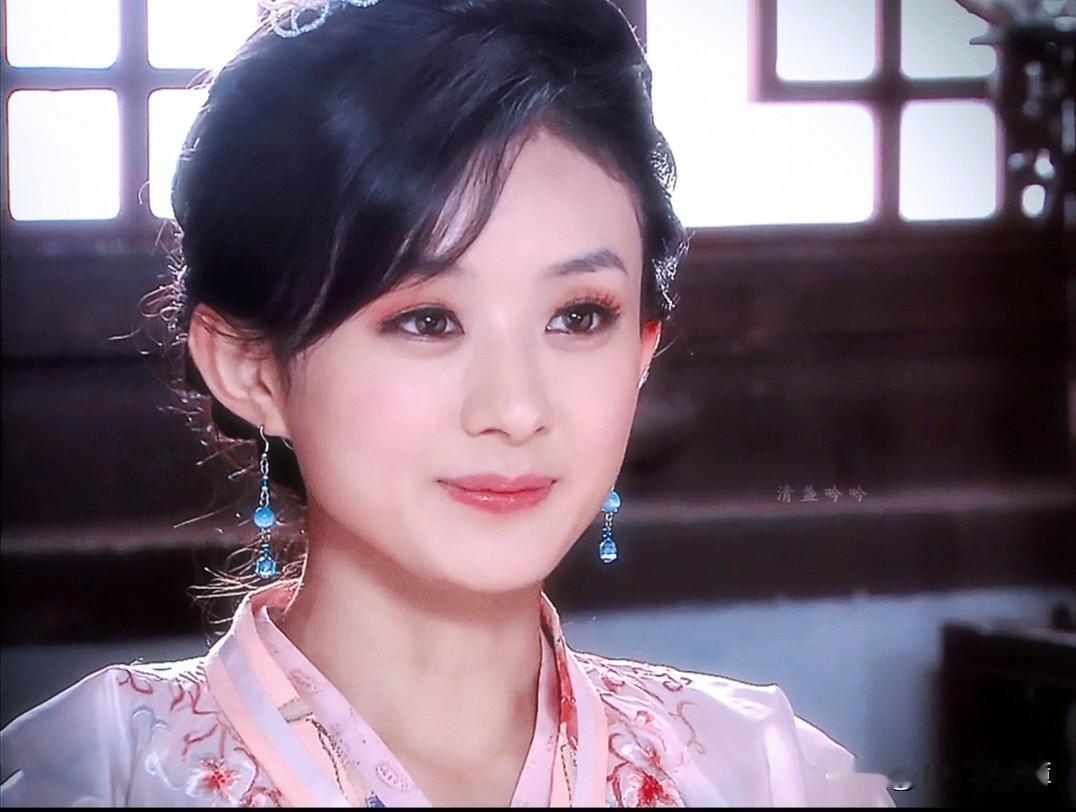 赵丽颖古早剧《错点鸳鸯》《戏点鸳鸯》模仿《还珠格格》到了极致。首先，赵丽颖扮