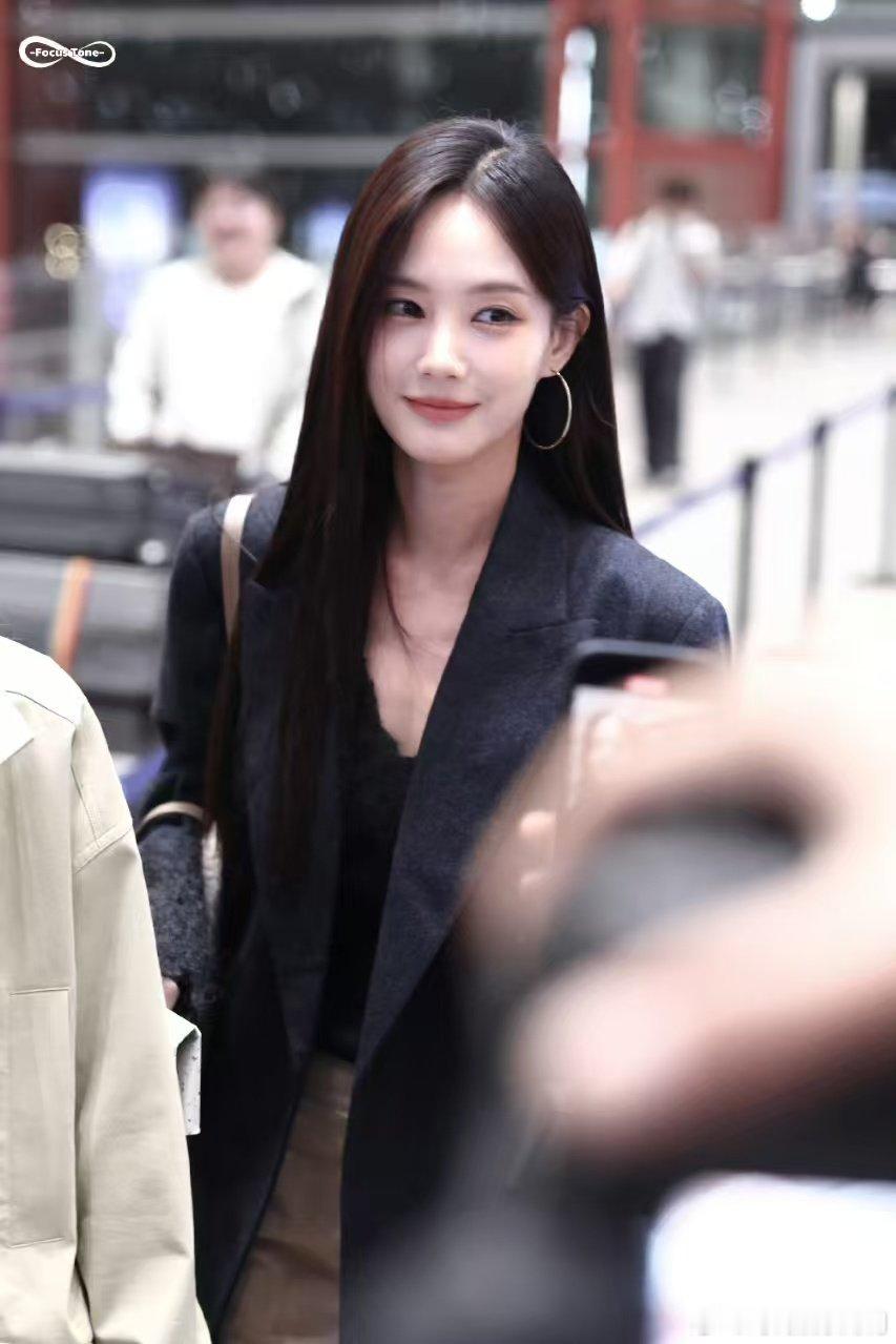 李一桐有求必应为贴合古装剧礼仪要求，她主动请教礼仪老师，反复练习手势步态，用严谨