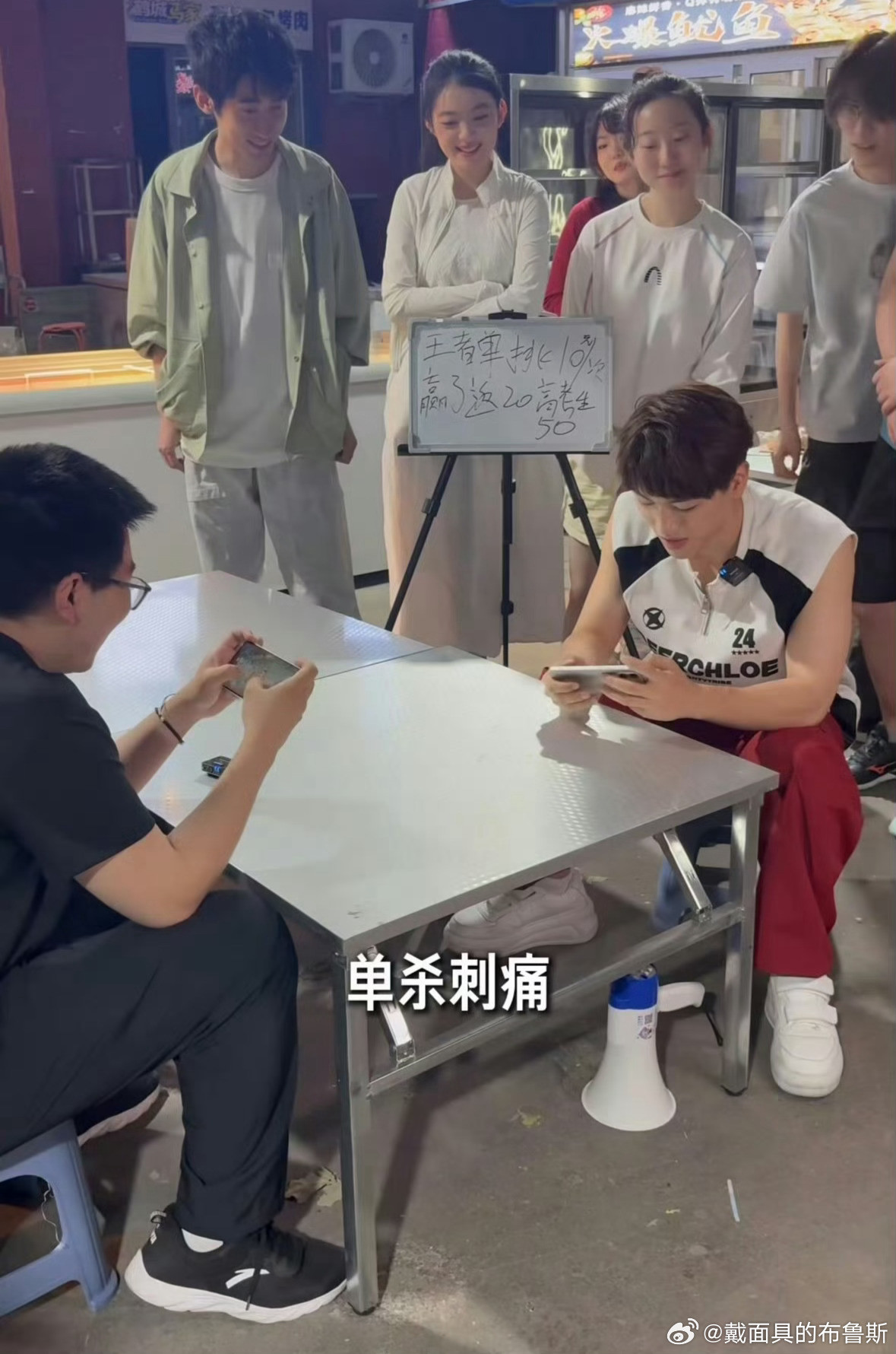 刺痛夜市摆摊称亏到姥姥家职业选手刺痛支个摊和路人对决，本想降维打击，结果还没打