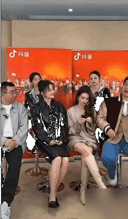 镜头直接怼到脸上，梅婷正神情严肃地讲戏，旁边的陈昊宇却像屁股着了火。她猫着腰拼命