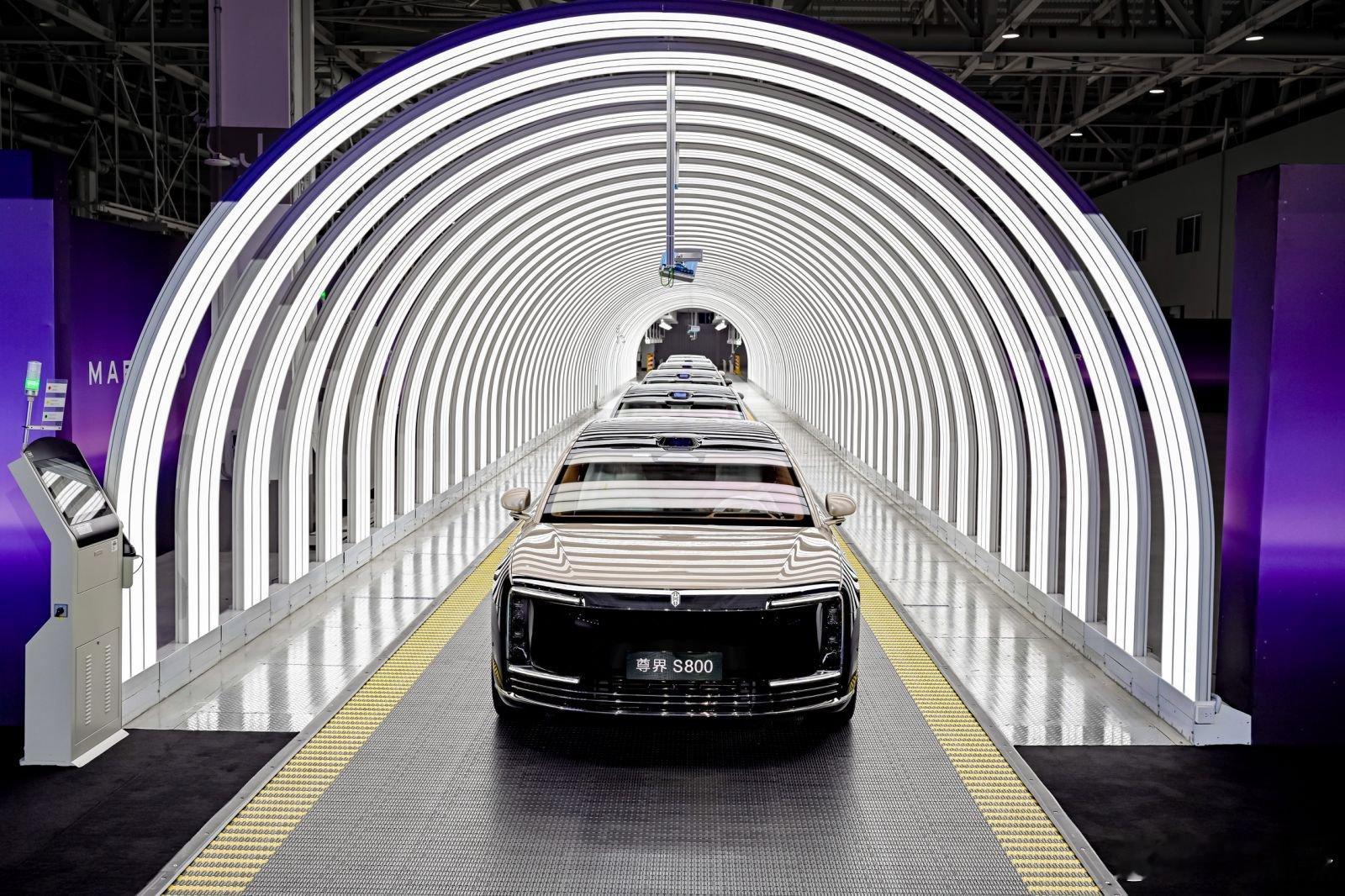 尊界S800稳居超豪华车榜首12月16日，尊界S800万台下线仪式上余承东亲临现