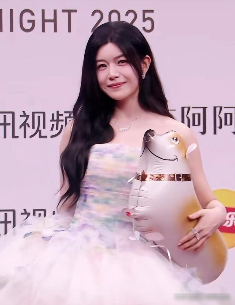 估计于正没想到，陈晓也没有想到，曾经被嘲是“小笼包”的陈妍希因为《狙击蝴蝶》逆风