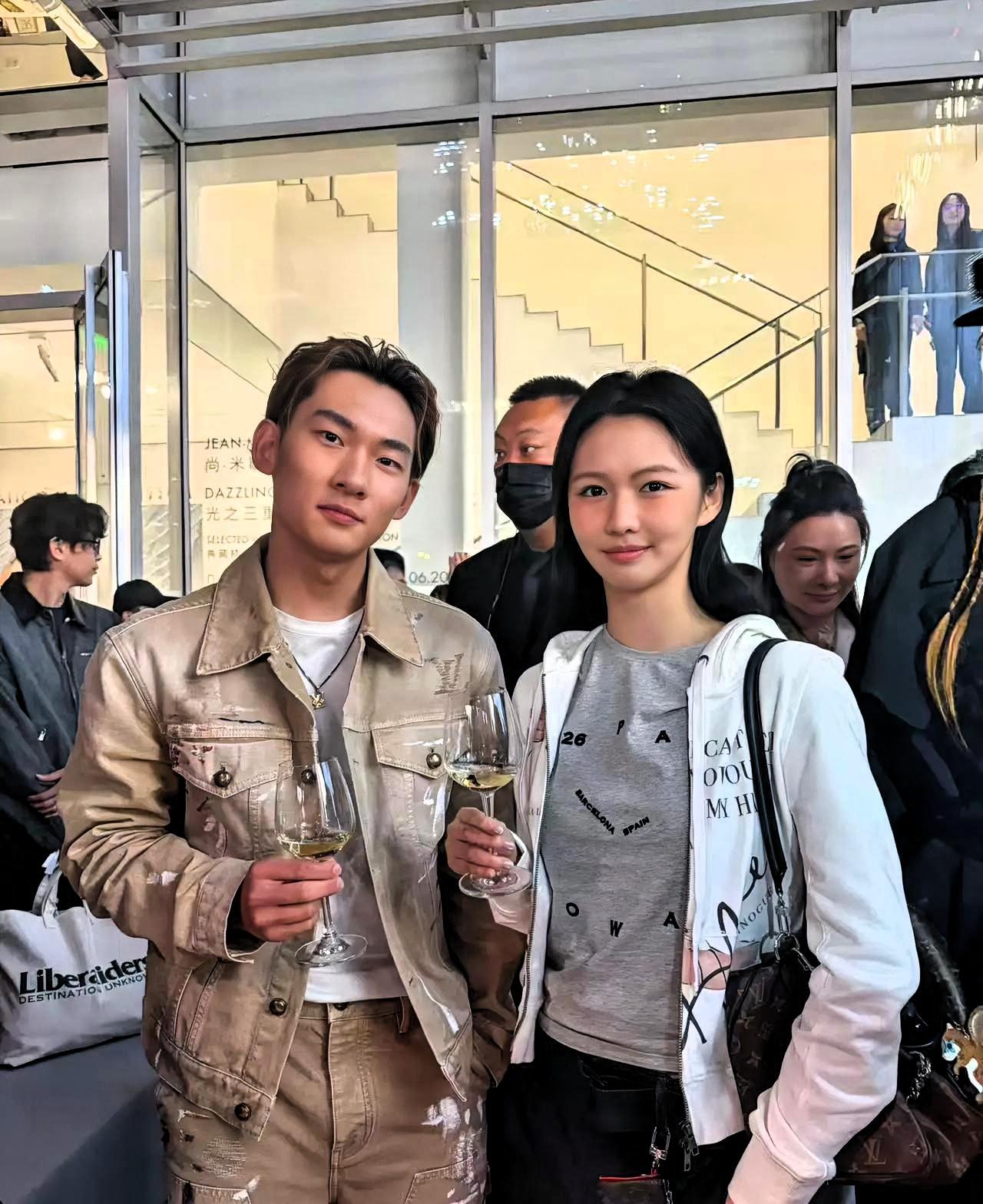苏翊鸣被传恋情，他发了一段声明。措辞工整、律师过目、毫无破绽。最狠的一句是：“祝