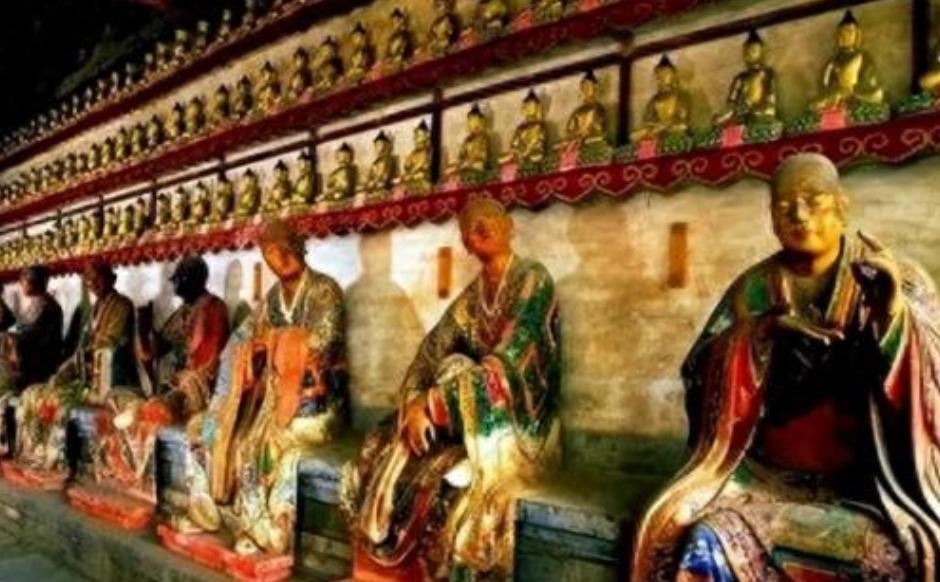 1988年，东灵岩寺的年轻僧人正在千佛殿为金身罗汉除灰去尘，突然一声巨响，戒空跌