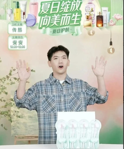 直播翻车现场！传熙刚念错药名，弹幕一提醒秒改口，这反应速度绝了！当时我正喝水呢