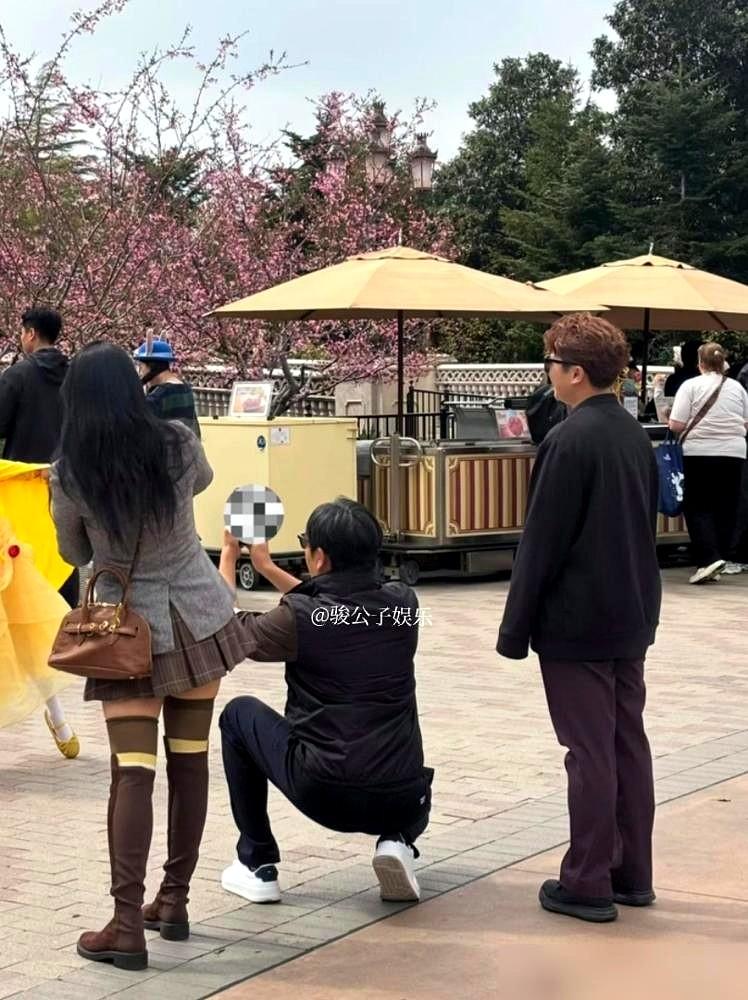 看到伊能静和秦昊在迪士尼牵着手，我心里突然就安静了。外界总吵吵嚷嚷，说他们是演