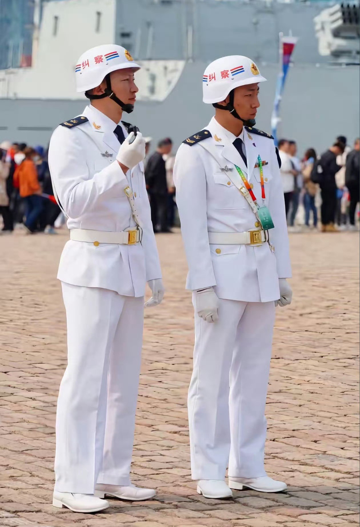 这不就是我当兵时最想当的白头盔嘛！