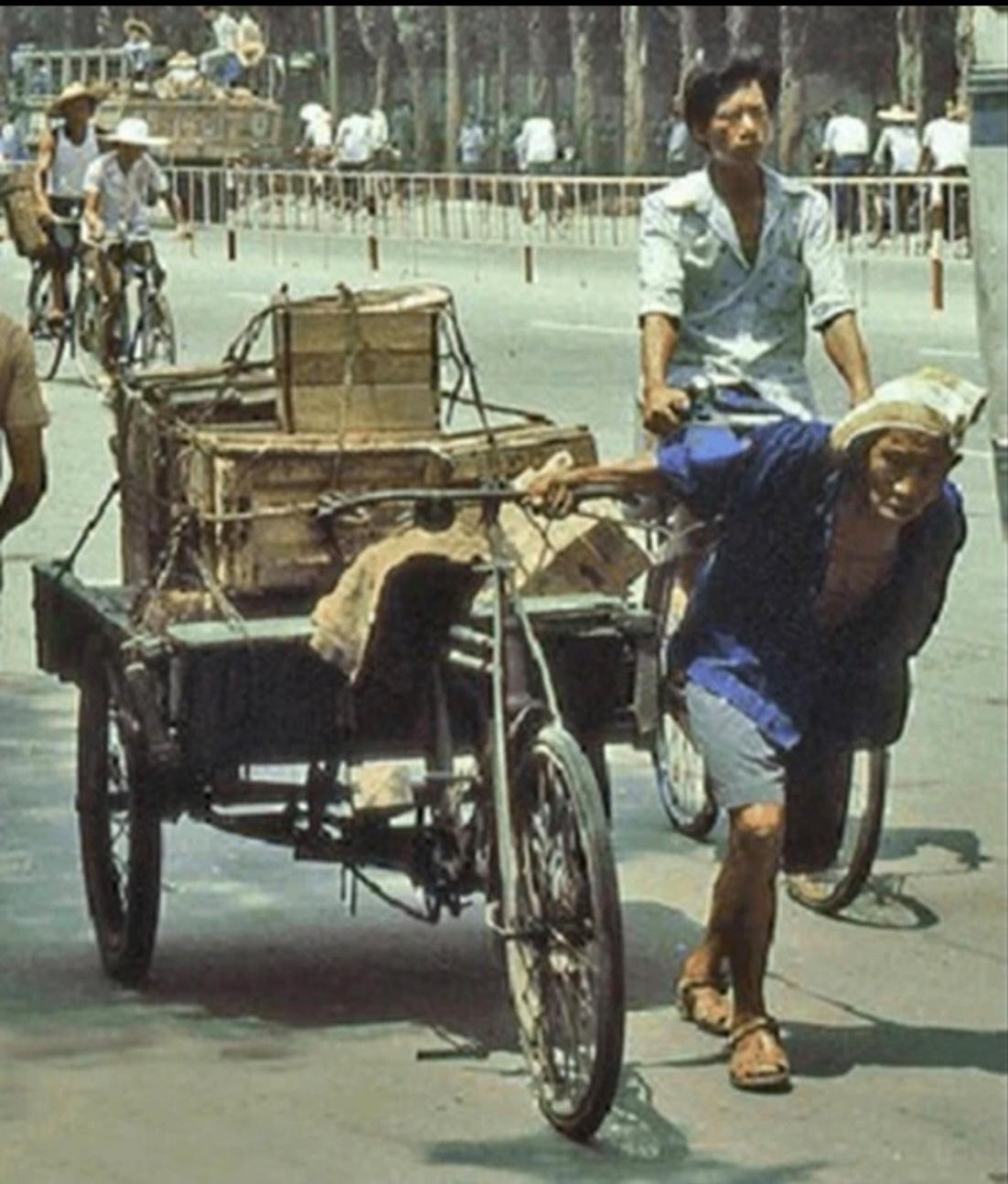 再回首珍贵历史老照片1983年，时年正当时的中国人……