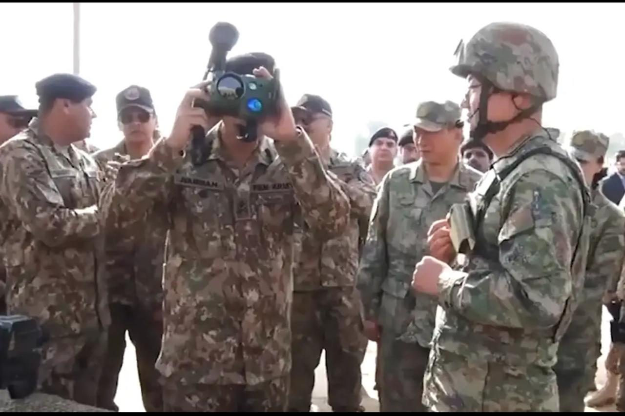 中巴联演惊现“口袋导弹”！1.2公斤射程达2000米，巴军司令爱不释手在中巴