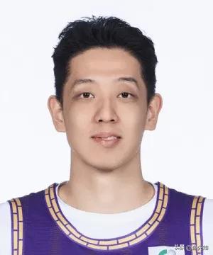 沈梓捷这是怎么了？他才28岁，正是巅峰年纪，怎么现在状态差成了这样，篮板抢不过赵